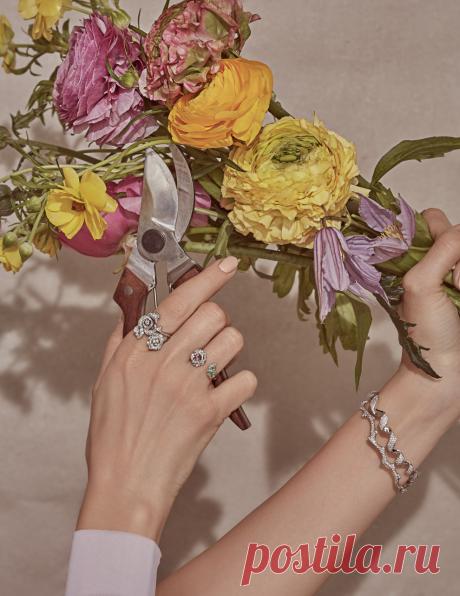 Украшения, придуманные арт-директором Dior Joaillerie Виктуар де Кастеллан, похожи на карамельки монпансье: россыпь белых бриллиантов, розовые сапфиры, зеленые гранаты, турмалины параиба и другие сокровища, привезенные из самых дальних уголков земли, в оправе из белого и розового золота.