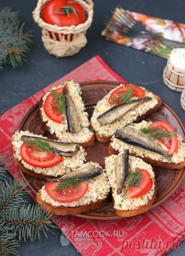 Бутерброды со шпротами, картофелем и плавленым сыром — рецепт с фото на Русском, шаг за шагом. Вкусные и сытные бутерброды, которые можно приготовить для перекуса или на праздничный стол. #рецепт #бутерброд #бутерброды #закуска #закуски #бутербродики