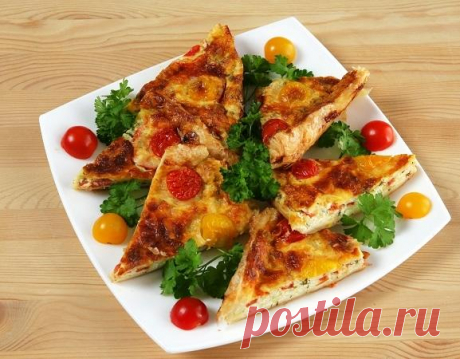 Открытый пирог из слоеного теста с помидорами и зеленью