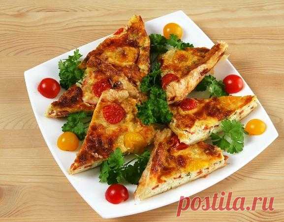 Открытый пирог из слоеного теста с помидорами и зеленью