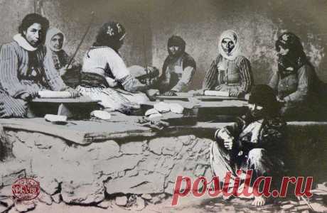 Հայկական գյուղի կյանքը մինչև 1915 թվականը
Խարբերդի շրջան։ Թոնիրով հաց պատրաստելու ընթացքին (Աղբիւր՝ Ernst Sommer, Was ich im Morgenlande sah und sann, Bremen, 1926)
Armenian women from Upper Euphrates and Dersim, 1915
.Հայ կանայք Վերին Եփրատից և Դերսիմից, 1915: