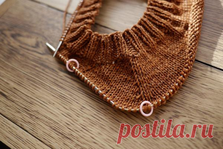 Как рассчитать и связать росток | Knit-Tweed                 .     Если посмотреть практически на любой свитер, мы увидим, что линия горловины по переду проходит ниже, чем по спинке (даже в изделиях под горлышко), что неудивительно, учитывая особенности наших организмов. Эту разницу в высоте между спинкой и передом в вязании называют ростком. Хотя в шитье росток — это линия горловины на спинке. Но не будем углубляться в дебри терминологии. Наша цель — связать вещь, которую...