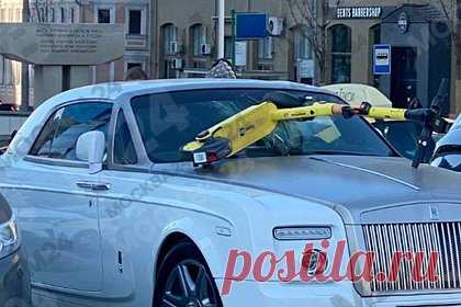 Москвич забросал электросамокатами Rolls-Royce авторитетного бизнесмена из Чечни. В центре Москвы пьяный мужчина забросал электросамокатами припаркованный на Новом Арбате Rolls-Royce, который принадлежит авторитетному бизнесмену из Чечни. В результате у автомобиля разбилось лобовое стекло. Нарушителя задержали проезжавшие мимо сотрудники ДПС. Причина поступка москвича неизвестна.