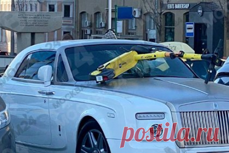 Москвич забросал электросамокатами Rolls-Royce авторитетного бизнесмена из Чечни. В центре Москвы пьяный мужчина забросал электросамокатами припаркованный на Новом Арбате Rolls-Royce, который принадлежит авторитетному бизнесмену из Чечни. В результате у автомобиля разбилось лобовое стекло. Нарушителя задержали проезжавшие мимо сотрудники ДПС. Причина поступка москвича неизвестна.