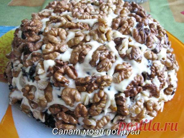 САЛАТ «ЛЮДМИЛА»
Автор публикации - Светлана Дороничева

Предлагаю вашему вниманию салатик своей любимой подружки, поэтому я и дала ему такое название. Люда его делает на праздники, обычно на плоской тарелке. Он получается высоким и объемным,(в форме шапки) и хватает его на много едоков! Конечно салат очень сытный и калорийный ,так что тем, кто на диете, он не подойдет!Лучше,если перед подачей салат некоторое время настоится.

1-й слой - белки 4-х яиц в крупную терку;
2-й с...