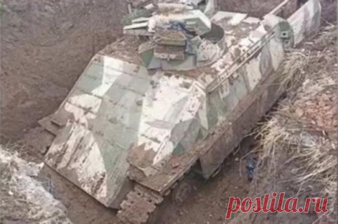 Военный эксперт назвал бронемашину «Азовец» самым дорогим мусоровозом. В 2015 году на создание бронемашины было потрачено пять млн долларов.