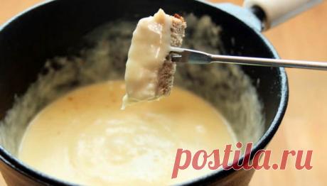 СЫРНОЕ ФОНДЮ

Фондю – это отличное блюдо для большой компании. Оно довольно просто готовится. Но при этом смотрится домашнее фондю очень необычно и празднично. Если Вы ждете гостей, самым простым и быстрым решением будет достать набор для фондю, нарезать сыр, открыть вино, и душевное застолье Вам гарантировано!
Итак, что же из себя представляет сырное фондю. Это расплавленная смесь сыра, которая подогревается в специальной посуде. Изначально фондю готовили пастухи в Альпах...