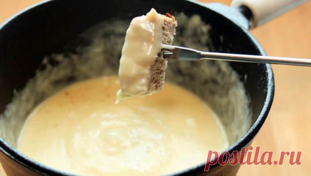 СЫРНОЕ ФОНДЮ

Фондю – это отличное блюдо для большой компании. Оно довольно просто готовится. Но при этом смотрится домашнее фондю очень необычно и празднично. Если Вы ждете гостей, самым простым и быстрым решением будет достать набор для фондю, нарезать сыр, открыть вино, и душевное застолье Вам гарантировано!
Итак, что же из себя представляет сырное фондю. Это расплавленная смесь сыра, которая подогревается в специальной посуде. Изначально фондю готовили пастухи в Альпах...