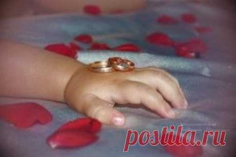 Штамп в паспорте Штамп в паспорте… Замужняя… Женатый…
Но с каждым годом всё важнее дата,
Что нас окольцевала и венчала…
Я столько раз молилась и прощала…

Мы ссорились и, до битья посуды,
Я голосила: «Жить с тобой не буду!»
Ты уходил… Спустившись три пролёта,
Летел назад быстрее самолёта…