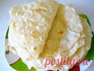 Я очень люблю ЛАВАШ. Но в магазине он не очень вкусный, долго искала рецепт, вот наконец то нашла. Теперь для меня не составляет особого труда нажарить лепёшек. 40 шт за 1 час. Вкуснотище , куда там магазинным. 
это рецепт 1 порции, я всегда готовлю 2 порции(40шт)
1 ч.л сухих дрожжей
1 ч.л соли, 
0.5 ч.л сахара 
1 ст.л. масла растительного
1 стакан теплой воды
3 стакана муки. 
Замесить тесто, оно получается мягкое, приятное и эластичное. Разделить на 20-16 шариков, всё зависит от диаметра сковор