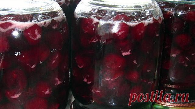 ВИШНЯ КОНСЕРВИРОВАННАЯ В ЖЕЛЕ - НЕЖНЕЕ ВАРЕНЬЯ, ягоды совсем как свежие!

Вкусная консервированная вишня в желе. Рекомендую попробовать, нежнее варенья, ягоды на вкус как свежие. Самый лучший вишневый дерет к чаю.
Для этой заготовки, впрочем как и для других, нужно использовать только свежие ягоды. Лучше, конечно если у Вас есть собственный сад, Вы сможете взять только сорванные вишни. 

На 1 кг. вишни.
700 г сахарного песка,
2 ст. л. быстрорастворимого желатина

Удалите у...