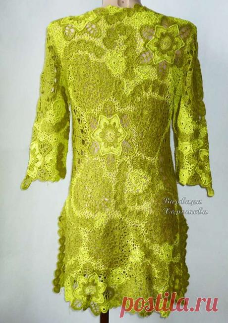 Авторская модель - воплощение волшебства ручного творчества. Это роскошное переплетение шелковистого итальянского мохера и тонкой блестящей вискозы согреет Вас в холодную погоду и добавит Вашему облику очарования прекрасной неповторимости.Тунику с рукавом 3/4 можно надевать и с брюками, и с &quot;маленьким черным платьем&quot; - во всех вариантах она по-своему интересна.