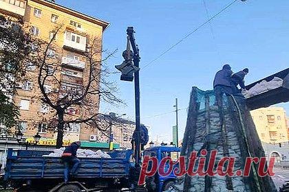 В Харькове демонтировали памятник Пушкину. В центре украинского Харькова демонтировали памятник Александру Пушкину, установленный в 1904 году. «В городском совете понимают чувства харьковчан, которые не желают видеть в своем городе русские топонимы, и разделяют их желание переосмыслить культурную и историческую среду города», — подчеркнули в горсовете.