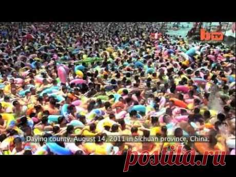 Thousands Of Swimmers Crowd In A Salty Swimming Pool In China - YouTube