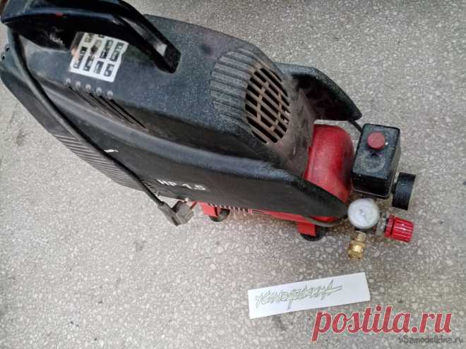 Замена ремня компрессора Во время очередной сессии по покраске авиамодели возникла ужасная ситуация. Задымил компрессор. Из под чехла повалил дым и запахло гарью, метнулся и в секунду выключил агрегат. Подумал накрылся мотор. Снимаю чехол, почти все хорошо порвало ремень привода. Много он у меня поработал. Точно не могу