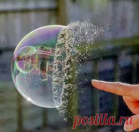 Пальцем ткнула я пузырь, брызги во все стороны,