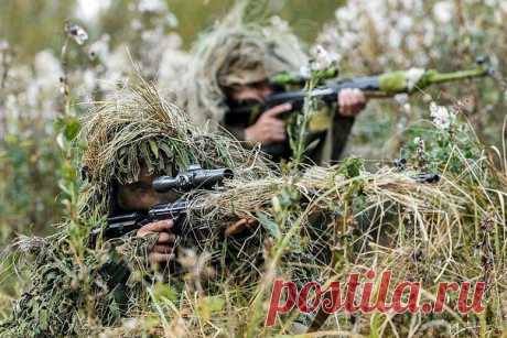 Способ определения ведущего глаза при прицеливании

Существует общевойсковой способ определения ведущего глаза. В газетном листе проделывается круглое отверстие диаметром 2,5 – 3 см, затем, удерживая голову неподвижной и газетный лист на вытянутой руке, стрелок смотрит двумя глазами через отверстие в мишень. Если при закрывании какого-либо глаза мишень скрывается за бумагой, значит, этот глаз ведущий.

Есть другой, более точный егерский способ – устремив взгляд на какой-ли...