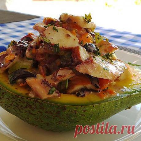 Hector Jimenez-Bravo Ингредиенты:
•	250 грамм осьминога, отваренного 30 минут в овощном бульоне (можно заменить: креветками, беби-осьминогами, раками)
•	1/4 стакана мелконарезанного красного лука
•	3 ст.л. домашнего майонеза
•	4 ч.л. нарезанных каперсов
•	1 ч.л. Дижонской горчицы
•	1 ст.л. сока лайма
•	¼ ч.л. морской соли
•	1/8 ч.л. черного перца
•	1 ч.л мелко нарезанной кинзы
•	½ зеленого помидора порезанного кубиками (можно заменить на красный помидор)
•	½ стакана натертой моркови