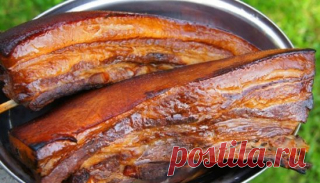 Сало получается,как копченое! 
Но коптить мы его не будем! 
1 кг сала с мясной прослойкой, 
2 головки чеснока, 
3 ст. л. черного молотого перца; 
для рассола: 
2 горсти шелухи репчатого лука, 5 черносливин, 
2 лавровых листа, 
200 г соли, 2 ст. л. сахара. 
Все ингредиенты рассола залейте 1 л воды, доведите до кипения. 
Тем временем тщательно вымойте и обсушите сало, разрежьте его на 2 куска. 
Выложите сало в маринад и варите 25 минут с момента закипания на среднем огне. Оставьте остужатьс