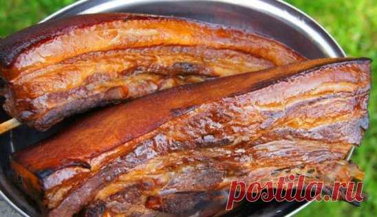 Сало получается,как копченое! 
Но коптить мы его не будем! 
1 кг сала с мясной прослойкой, 
2 головки чеснока, 
3 ст. л. черного молотого перца; 
для рассола: 
2 горсти шелухи репчатого лука, 5 черносливин, 
2 лавровых листа, 
200 г соли, 2 ст. л. сахара. 
Все ингредиенты рассола залейте 1 л воды, доведите до кипения. 
Тем временем тщательно вымойте и обсушите сало, разрежьте его на 2 куска. 
Выложите сало в маринад и варите 25 минут с момента закипания на среднем огне. Оставьте остужатьс