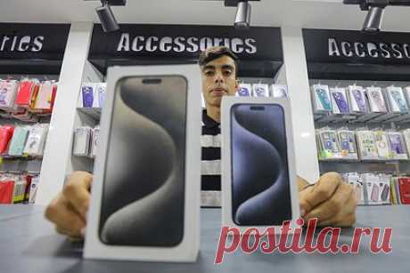 Перекупщики заработали на перепродаже iPhone 15 миллионы долларов. Специалисты по безопасности выявили ботов для покупки iPhone, которых запускали перекупщики. После выхода новых смартфонов Apple в продажу в сети активизировались перекупщики. Спекулянты пользовались автоматизированными программами, с помощью которых первыми покупали новые устройства и перепродавали их.