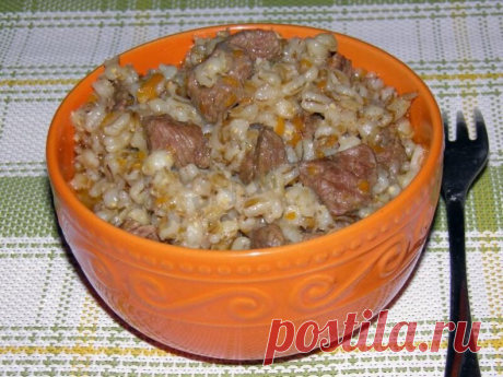 ПЕРЛОВАЯ КАША С МЯСОМ В МУЛЬТИВАРКЕ

Перловка - 1 стак.
Говядина - 200 гр
Морковь - 1 шт.
Лук репчатый - 2 шт.
Соль -  по вкусу
Растительное масло - 1 стол.л.

Подготовьте все необходимые ингредиенты.Заранее включите мультиварку в режиме жарка или выпечка для разогрева.
Морковь почистите, натрите на терке
Лук очистите, нашинкуйте.
Обжарьте лук и морковь на растительном масле.
Пока готовится зажарка нарежьте мясо небольшими кусочками, размером примерно 1,5 см.
Добавьте мясо...