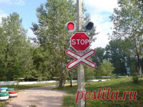 Знак "Стоп": где останавливаться водителю по ПДД? Для обеспечения безопасного движения на перекрестках, у железнодорожных переездов устанавливают знак номер 2.5 «Движение без остановки запрещено». Способы его установки определяются ГОСТом Р 52289-200...