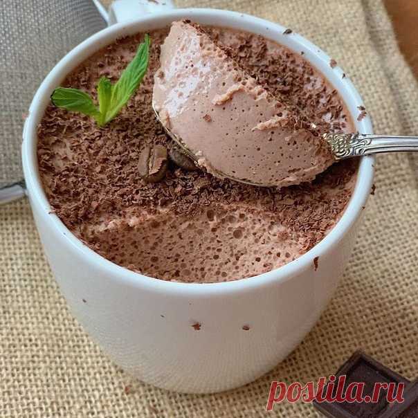 ОДИН ИЗ САМЫХ ВКУСНЫХ ШОКОЛАДНЫХ ДЕСЕРТОВ 

Ингредиенты:
100 мл молока;
50 гр творог мягкий;
1 чл какао;
7 гр желатина;
1 яичный белок;
15 гр мёда;

Приготовление:
1. В тёплом молоке замачиваем желатин и размешиваем, что б небыло комочков.
2. Смешиваем творог с какао, ванилином и мёдом.
3. Отдельно взбиваем яичный белок.
4. Молоко с желатином добавляем творожную смесь и взбиваем.
5. Постепенно добавляем белок. Взбиваем.
6. Разливаем по формам и отправляем в холодильник на ...