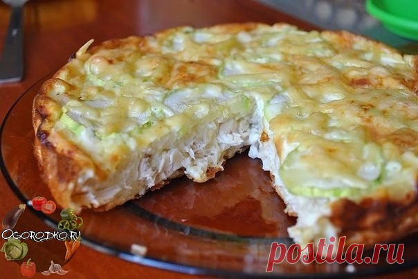 ЛЁГКИЙ КУРИНЫЙ ПИРОГ 
ИНГРЕДИЕНТЫ: 
● Вареное куриное филе — 300 г 
● Мука — 50 г 
● Яйцо (некрупное) — 2 шт. 
● Молоко — 150 г 
● Сыр твердый низкой жирности — 50 г 
● Разрыхлитель — 1/2 ч. л. 
● Приправы (черный перец, карри, итальянские травы) — по вкусу 
● Соль — по вкусу 
ПРИГОТОВЛЕНИЕ: 
1. Куриное филе мелко нарезаем. 
2. Взбиваем яйца с солью и молоком, добавляем муку, разрыхлитель и приправы, таким образом получается негустое тесто. В тесто перекладываем кусочки ку...