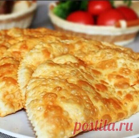 Шикарные домашние чебуреки на воде
Ингредиенты:
Для теста:
- Мука — 3,5 ст.
- Вода — 1 ст.
- Масло растительное — 2 ст. л.
- Соль — 1 ч. л.
Для начинки:
- Фарш бараний или говяжий — 200-300 г
- Лук — 1-2 шт
- Соль
- Зелень
- Черный перец
- Вода — около 0,5 ст.
Для жарки:
- Масло рафинированное подсолнечное — не менее 0,5 л
Приготовление:
1. Из воды, муки, соли и небольшого количества растительного масла замешиваем довольно крутое тесто и оставляем на час отдохнуть.
2. В мя...