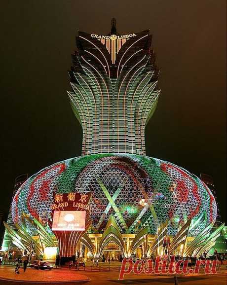 Из коллекции «Архитектура 20-го века ночью» Торгово-развлекательный комплекс «Хан Шатыр» (Астана, Казахстан, архитектор Норман Фостер)