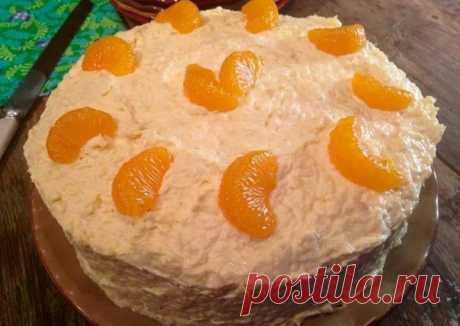 Апельсиновый торт

Ингредиенты
Бисквит:
3 яйца
100 г маргарина
0.5 стак меда
0.5 стак сахара
1 ч л соды, погашенная уксусом
1.5 стак муки
Крем:
500 г густой сметаны
1 стак сахара
0.5 стак изюма
1 стак грецких орехов
2 апельсина (цедра)

Как приготовить
Замесить тесто из выше указанных ингредиентов, чуть гуще, чем на оладьи. Разделить на три части и выпекать при 180°С до готовности.

Делаем крем: сметану взбиваем с сахаром.

Замачиваем изюм в горячей воде, орехи измельчите....