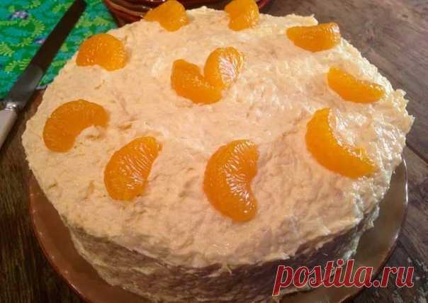 Апельсиновый торт

Ингредиенты
Бисквит:
3 яйца
100 г маргарина
0.5 стак меда
0.5 стак сахара
1 ч л соды, погашенная уксусом
1.5 стак муки
Крем:
500 г густой сметаны
1 стак сахара
0.5 стак изюма
1 стак грецких орехов
2 апельсина (цедра)

Как приготовить
Замесить тесто из выше указанных ингредиентов, чуть гуще, чем на оладьи. Разделить на три части и выпекать при 180°С до готовности.

Делаем крем: сметану взбиваем с сахаром.

Замачиваем изюм в горячей воде, орехи измельчите....