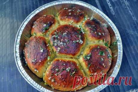 Порционный хлеб с крошкой из копченой колбасы и чеснока.