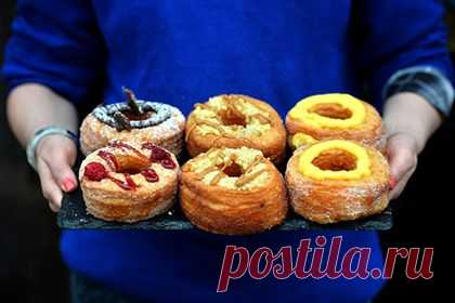 В Лондоне представили самый дорогой в мире пончик — Рамблер-Новости
В Лондоне приготовили самый дорогой пончик в мире стоимостью в тысячу фунтов (1680 долларов). Лакомство было представлено в рамках ежегодной Национальной недели пончиков (National Doughnut Week), проходившей в Великобритании с 10 по 17 мая. Пончик, который был признан самым дорогим в мире, приготовили кондитеры сети кофеен Krispy Kreme.

Это неполный текст новости. Читать дальше на сайте Lenta.ru