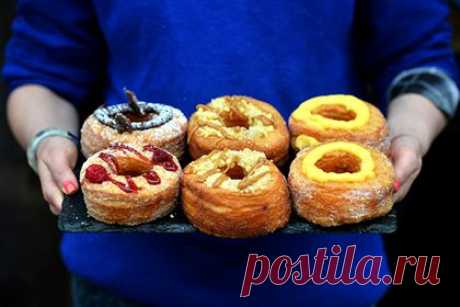 В Лондоне представили самый дорогой в мире пончик — Рамблер-Новости
В Лондоне приготовили самый дорогой пончик в мире стоимостью в тысячу фунтов (1680 долларов). Лакомство было представлено в рамках ежегодной Национальной недели пончиков (National Doughnut Week), проходившей в Великобритании с 10 по 17 мая. Пончик, который был признан самым дорогим в мире, приготовили кондитеры сети кофеен Krispy Kreme.

Это неполный текст новости. Читать дальше на сайте Lenta.ru