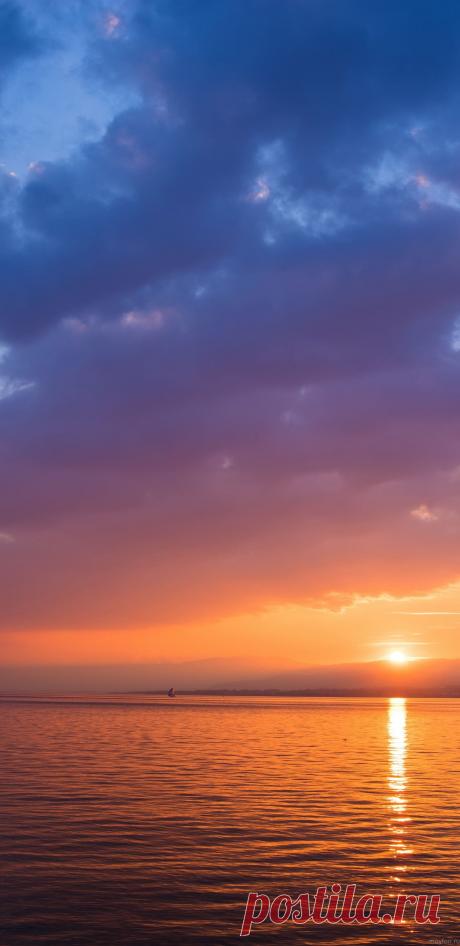 Морской закат скачать обои на телефон высокого разрешения.