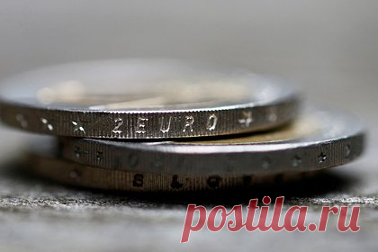 В Европе поспорили из-за замороженных активов России. Дискуссия вокруг использования замороженных активов России вызвала разногласия между Еврокомиссией и Европейским Центральным банком (ЕЦБ). Глава регулятора Кристин Лагард считает, что введение налога на сверхприбыль ради восстановления Украины подорвет доверие к евро и пошатнет финансовую стабильность региона.