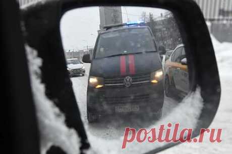 В российской шахте из-за ЧП погиб горняк. В шахте рудника добывающего предприятия в Томпонском районе на северо-востоке Якутии погиб один горняк, еще один рабочий пострадал. Об этом сообщили в управлении Следственного комитета России по региону. Инцидент произошел ночью 5 марта. При проведении технических работ в шахте произошло отслоение породы.