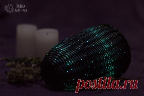 Ваза-ракета с флуоресцентным рисунком.
Диаметр 12 см, высота вазы 18 см, высота с крышкой 22 см.
Цена 350 грн.