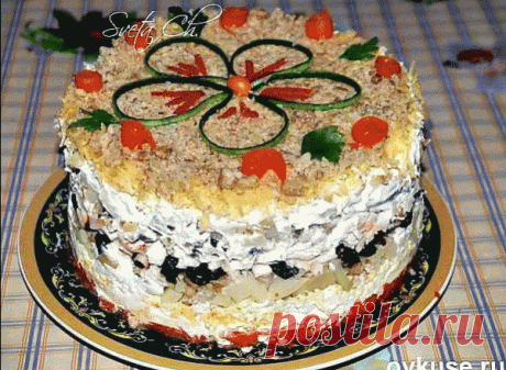 Салат "Торжество" с курицей и черносливом. Салат на праздничный стол.
Сохрани себе на стену 
Ингредиенты:
Куриная грудка — 200 г
Картофель (крупный) — 1 шт.
Огурец соленый — 1шт.
Яйца — 2 шт.
Чернослив — 100 г
Майонез — 2 ст. л.
Приготовление:
1. Подготовьте все необходимые ингредиенты. Картофель отварите до готовности, охладите и очистите. Яйца отварите вкрутую. Куриную грудку отварите в слегка подсоленной воде до готовности.
2. Картофель натрите на крупной терке, куриную грудку мелко поре