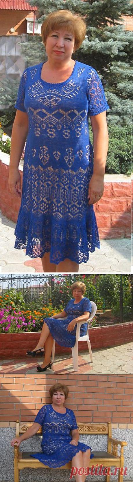 Синее ажурное платье.