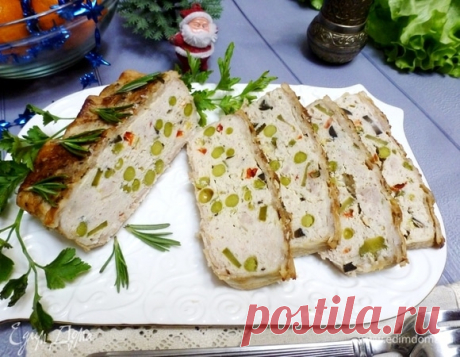 Вкусный куриный террин с овощами. Ингредиенты: куриные бедра, лук репчатый, сметана