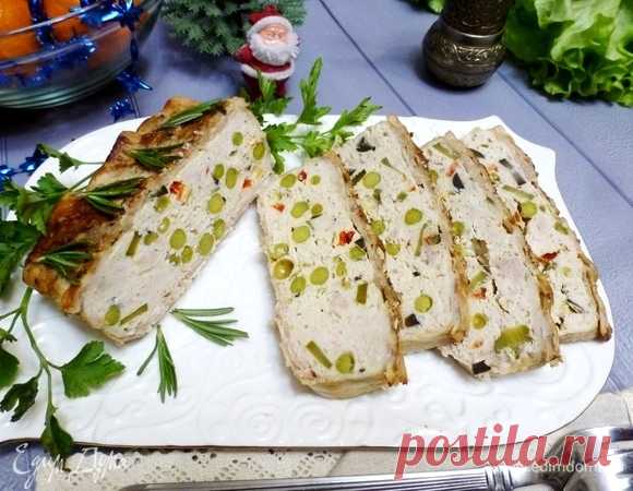 Вкусный куриный террин с овощами. Ингредиенты: куриные бедра, лук репчатый, сметана