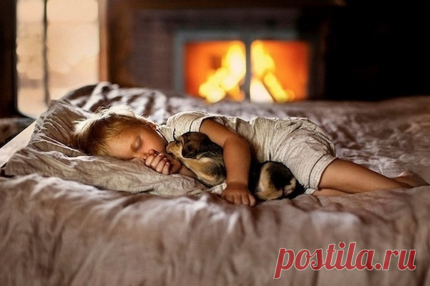 ПЕРЕД ТЕМ КАК СКАЗАТЬ РЕБЁНКУ «СПОКОЙНОЙ НОЧИ»

Перед тем как сказать ребёнку «Спокойной ночи», задайте ему один-два вопроса из нашего списка. 
Как правило, в течение дня у нас ни на что не хватает времени, и мы ограничиваемся просьбами или приказами: «сделай», «не забудь», «поправь». 
«Вопросы под подушкой» помогут начать разговор по душам с сыном или дочерью и узнать о ребёнке много нового. 
– О чём ты любишь мечтать? 

– Кто твой герой и почему? 

– Если бы ты мог что-т...