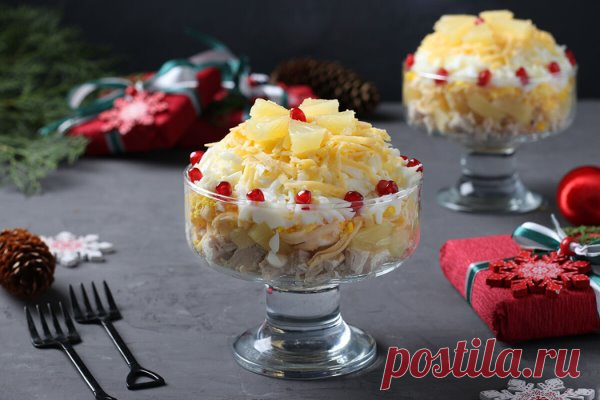 Новогодние салаты с курицей: 7 рецептов
Вкусные и сытные салаты на Новый год с курицей задают тон застолью и превращают обычные блюда в настоящее событие.
Салаты с курицей – это тот случай, когда простота сочетается с ярким вкусом, а комбинации продуктов удивляют всех, кто решит попробовать.