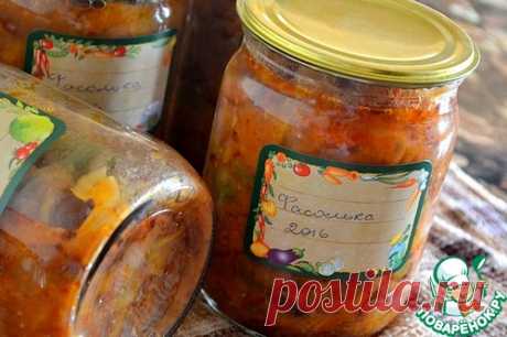 Салат &quot;Фасолька&quot; 

=Фасоль (сухая, до отваривания) — 6 стак.
Морковь	— 1 кг
Перец сладкий	— 1 кг
Лук репчатый	— 1 кг
Помидор	— 3 кг
Соль	— 2 ст. л.
Сахар	— 200 г
Уксус	(9 %) — 80 мл
Масло растительное	— 200 мл