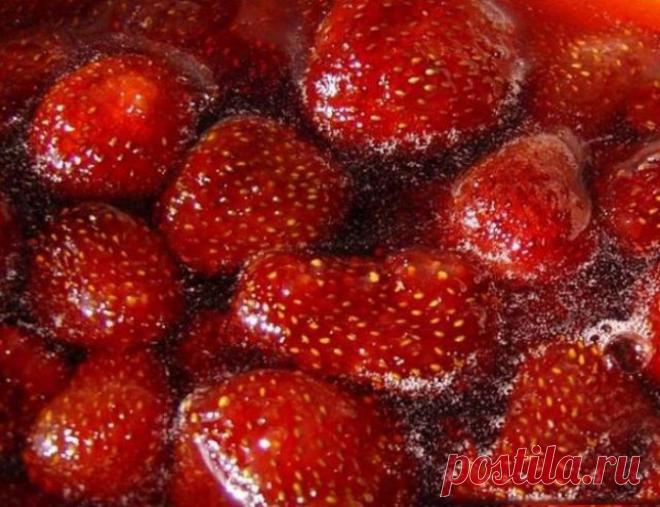 Клубничное варенье без необходимости в варке ягод! Лучший рецепт из всех, что я пробовала!