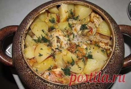 Мясо по-французски – это необыкновенно вкусное блюдо, любимое многими. Попробуйте приготовить его в горшочках – получится еще вкуснее и ароматнее, чем на противне! 
Предлагаю приготовить мясо по-французски нетрадиционным способом – запечь его в горшочках! Блюдо получается очень сочным, нежным и вкусным! Как приготовить мясо по-французски в горшочках? Делюсь рецептом! 
Ингредиенты и способ приготовления этого вкуснейшего мяса смотрите на нашем сайте https://quharka.ru/recipes/100611/myaso-po-fra