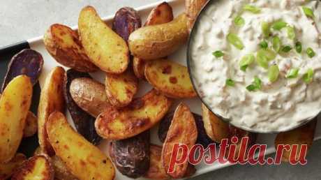 👌 Аппетитная запечённая картошка с луковым соусом, рецепты с фото Сегодня мы приготовим удивительно вкусную картошку в духовке, используя только самые простые и привычные продукты. Кроме того, мы подадим луковый соус на основе сметаны и майонеза,...